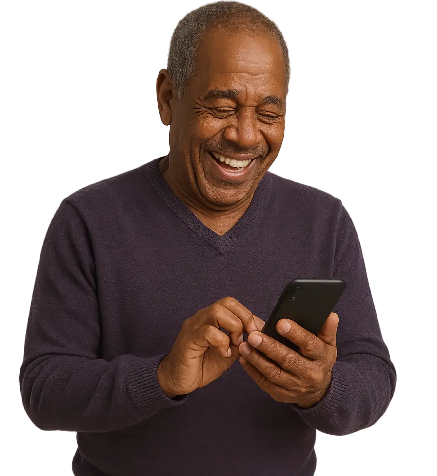 Um senhor segurando o celular com uma mão e interagindo com a tela com a outra mão. Seu olhar está direcionado ao celular e ele está sorrindo.